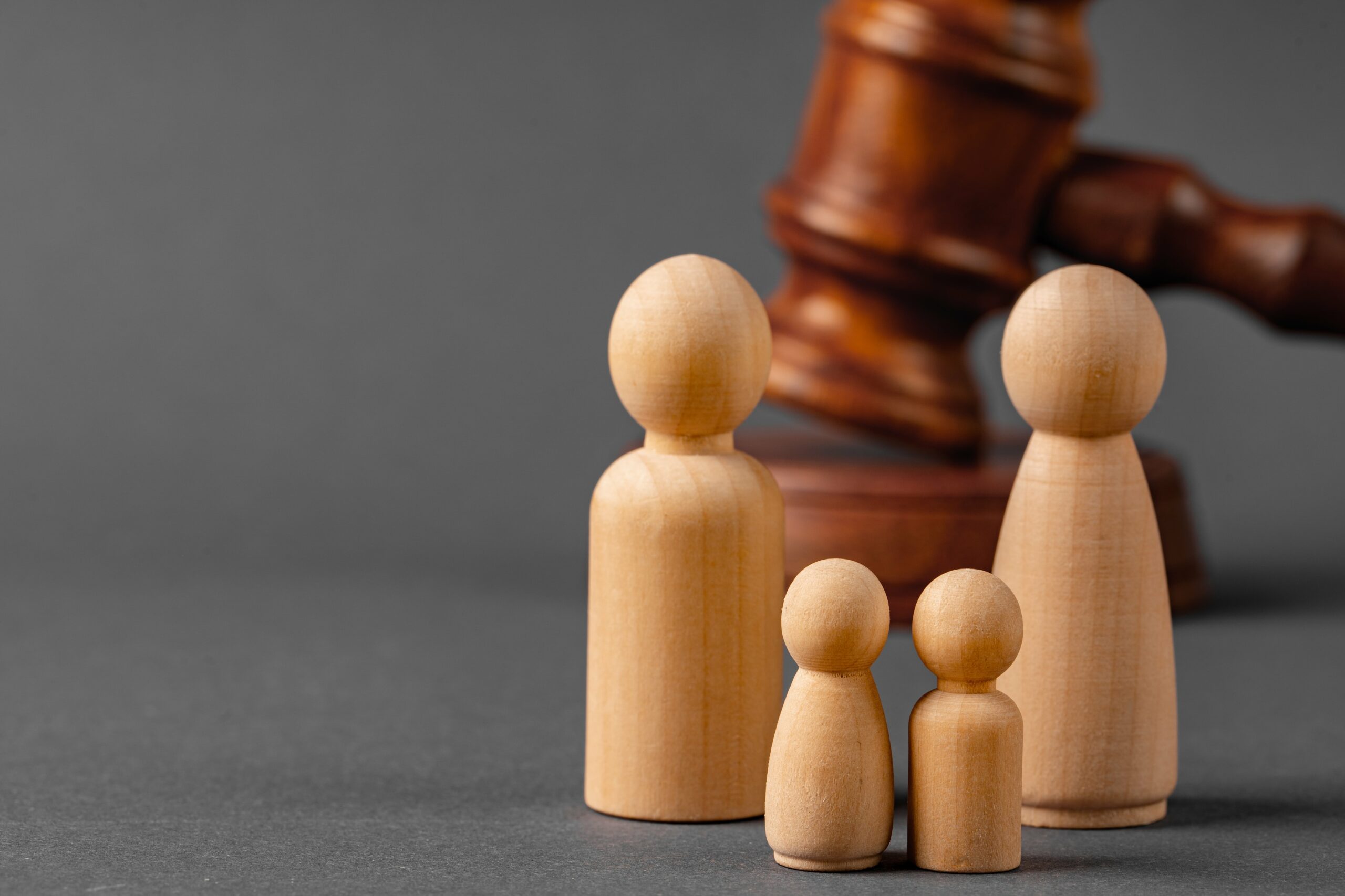 wooden-toy-family-and-judge-mallet-family-divorce